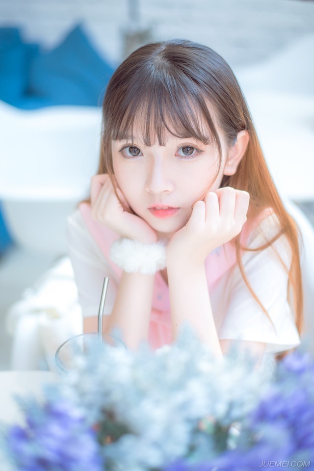 在爱情方面，人类有一大趋势。男人眼里的理想伴侣要像牛奶：越嫩越纯越好：女人眼里的理想伴侣要像奶牛：越壮越强越好，并且能让自己用最少的力挤出最多的奶。